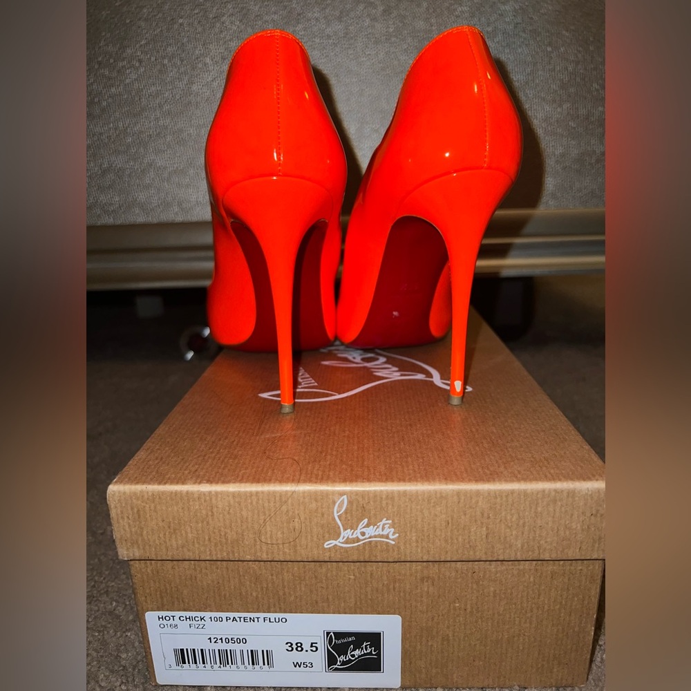louboutin hot chick pump